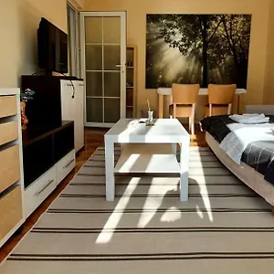 Between Parks - King Bed - - Football Field Апартаменты Бухарест